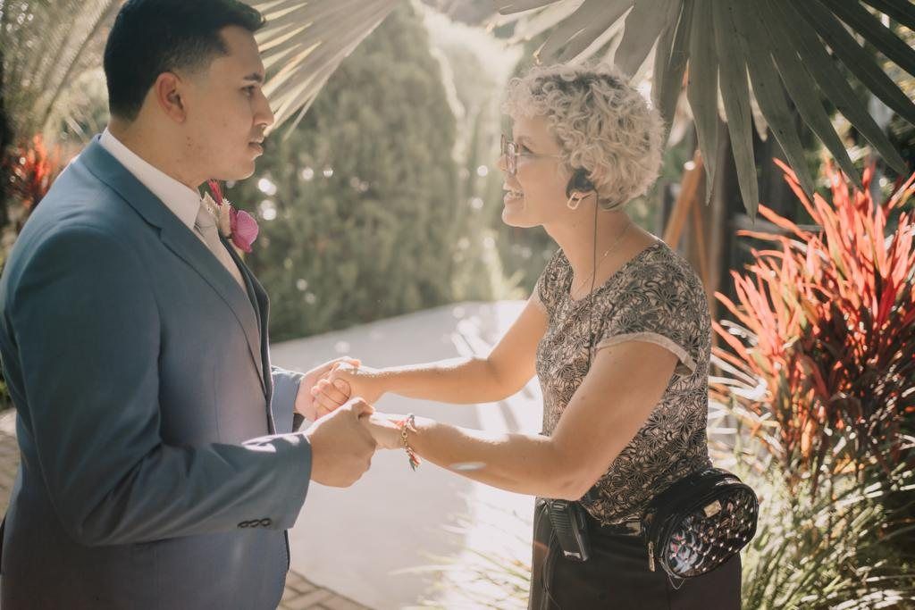 Naligia segurando as mãos do noivo antes da cerimônia