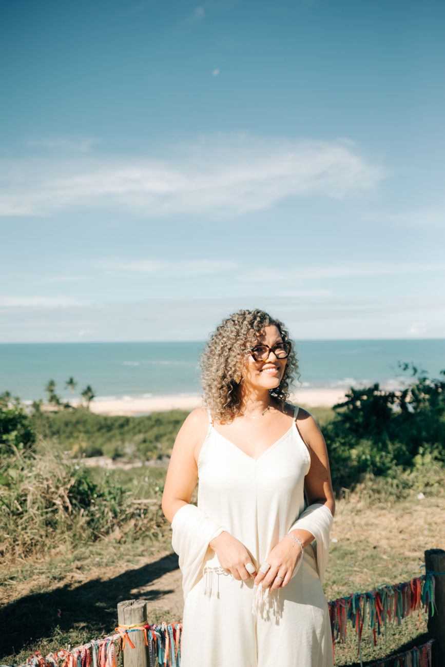 Naligia Duetti na praia, com o mar ao fundo