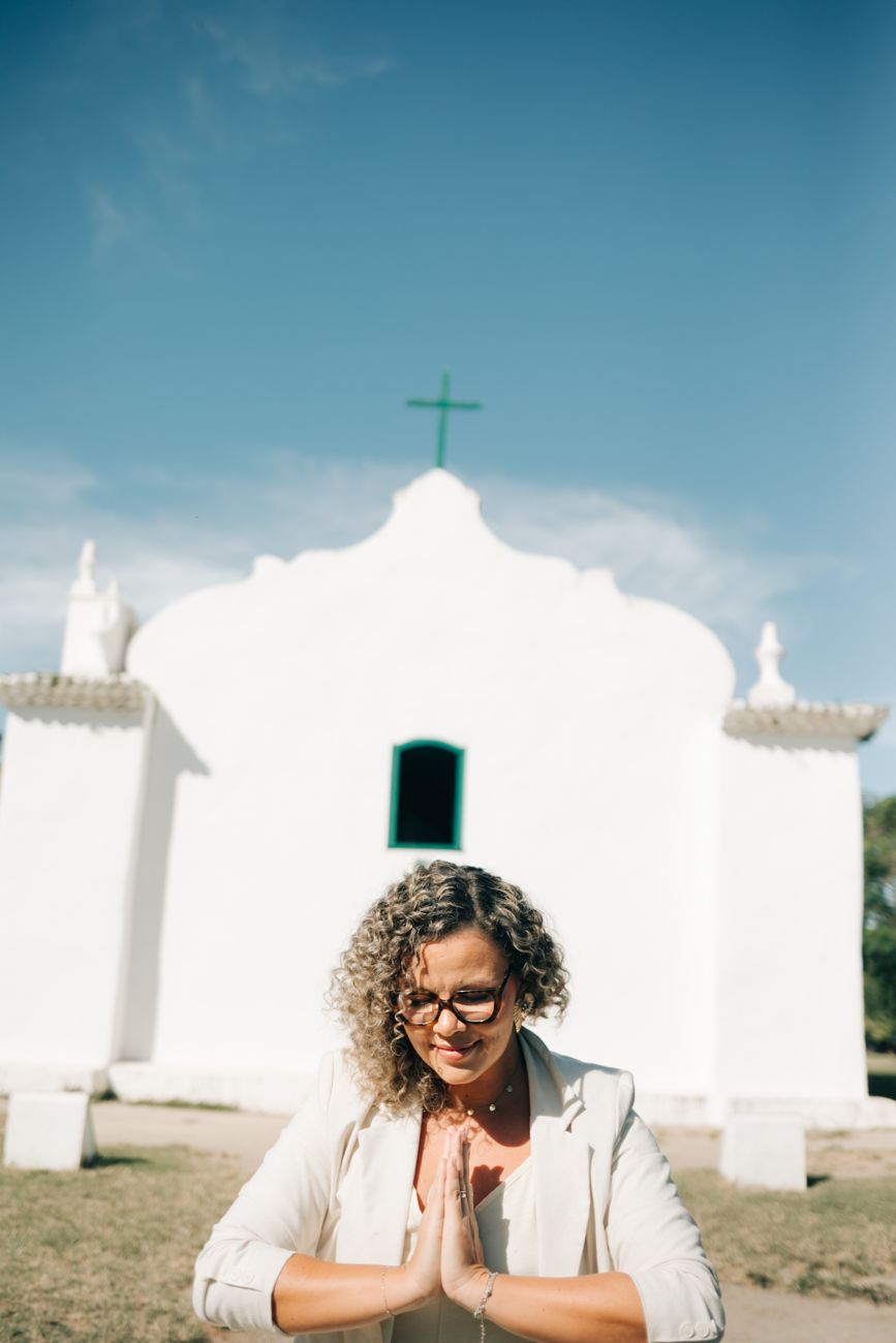 Naligia Duetti em frente a uma igreja branca em Trancoso